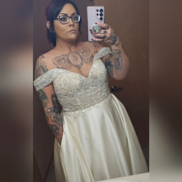 Size 14 beaded Aline wedding dress with pockets unaltered - Picture 11 of 16